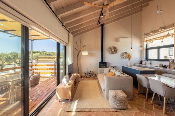 Family House, Lake View | Living area | 40-cm Smart TV with cable channels - Alfarrobeiras Nature Agroturismo (Olhao)