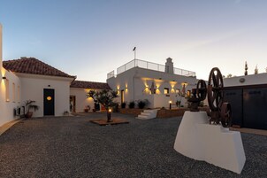 住宿正面 - 傍晚/夜晚