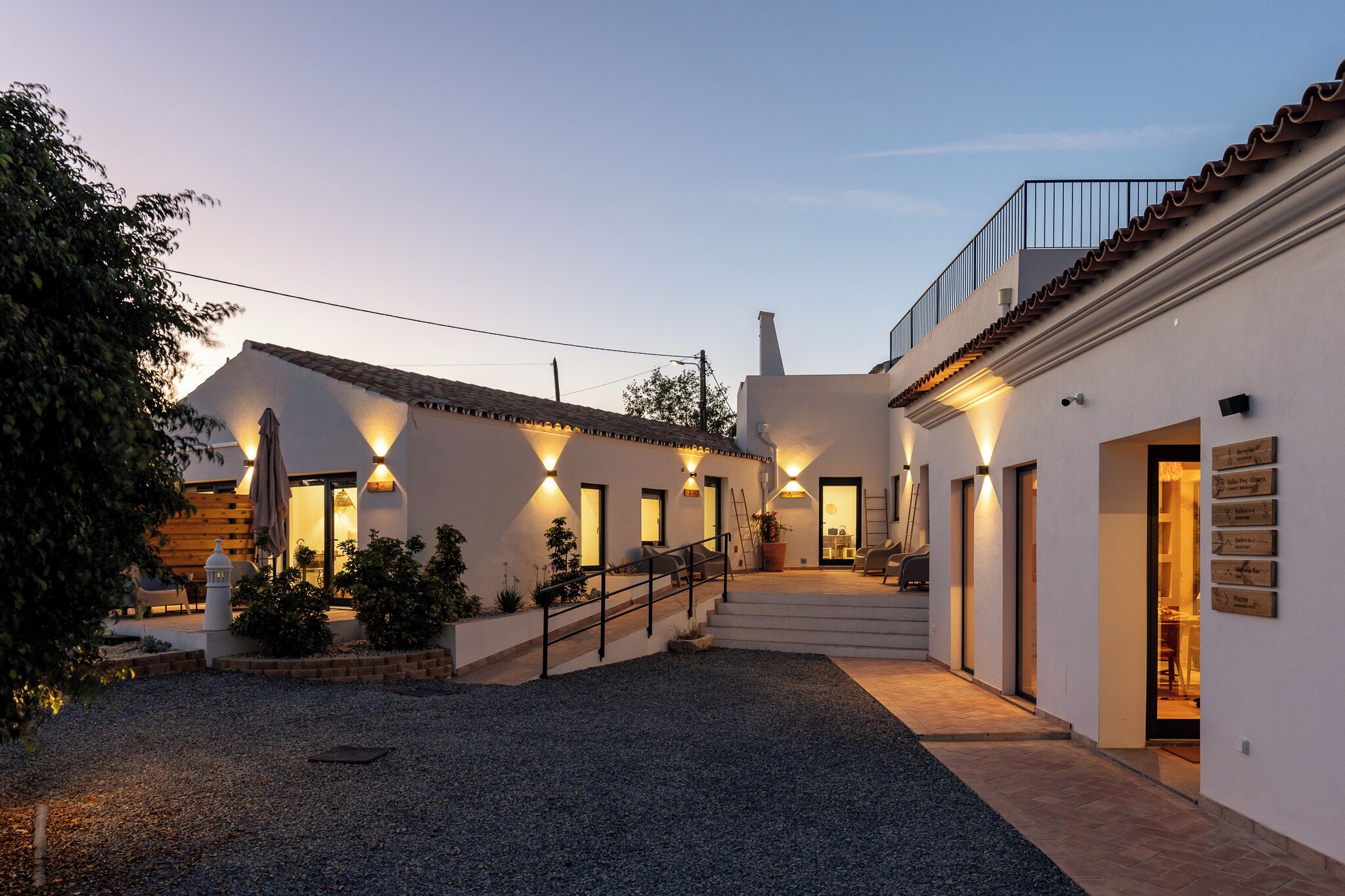 Majoituspaikan julkisivu illalla/yöllä