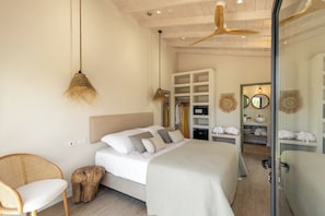 In-room safe, soundproofing, free WiFi, bed sheets