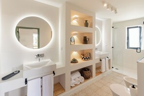 Shower, hair dryer, bathrobes, slippers - Alfarrobeiras Nature Agroturismo  (Olhao)