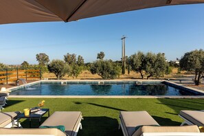 Piscine extérieure, parasols, chaises longues