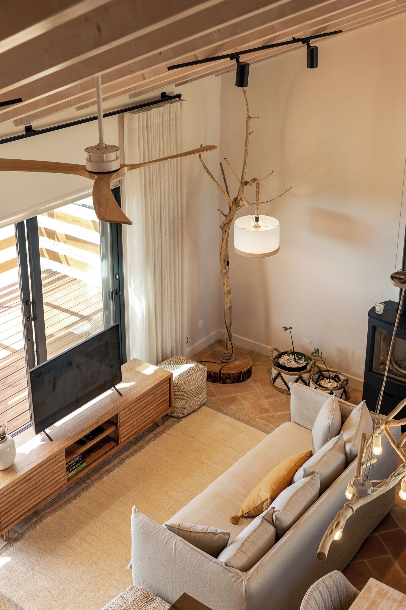 패밀리 하우스, 호수 전망 | 거실 공간 | 케이블 채널 시청이 가능한 40cm 스마트 TV