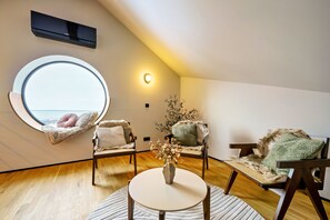 Smart TV, futbolito, mesa de ping pong, estéreo