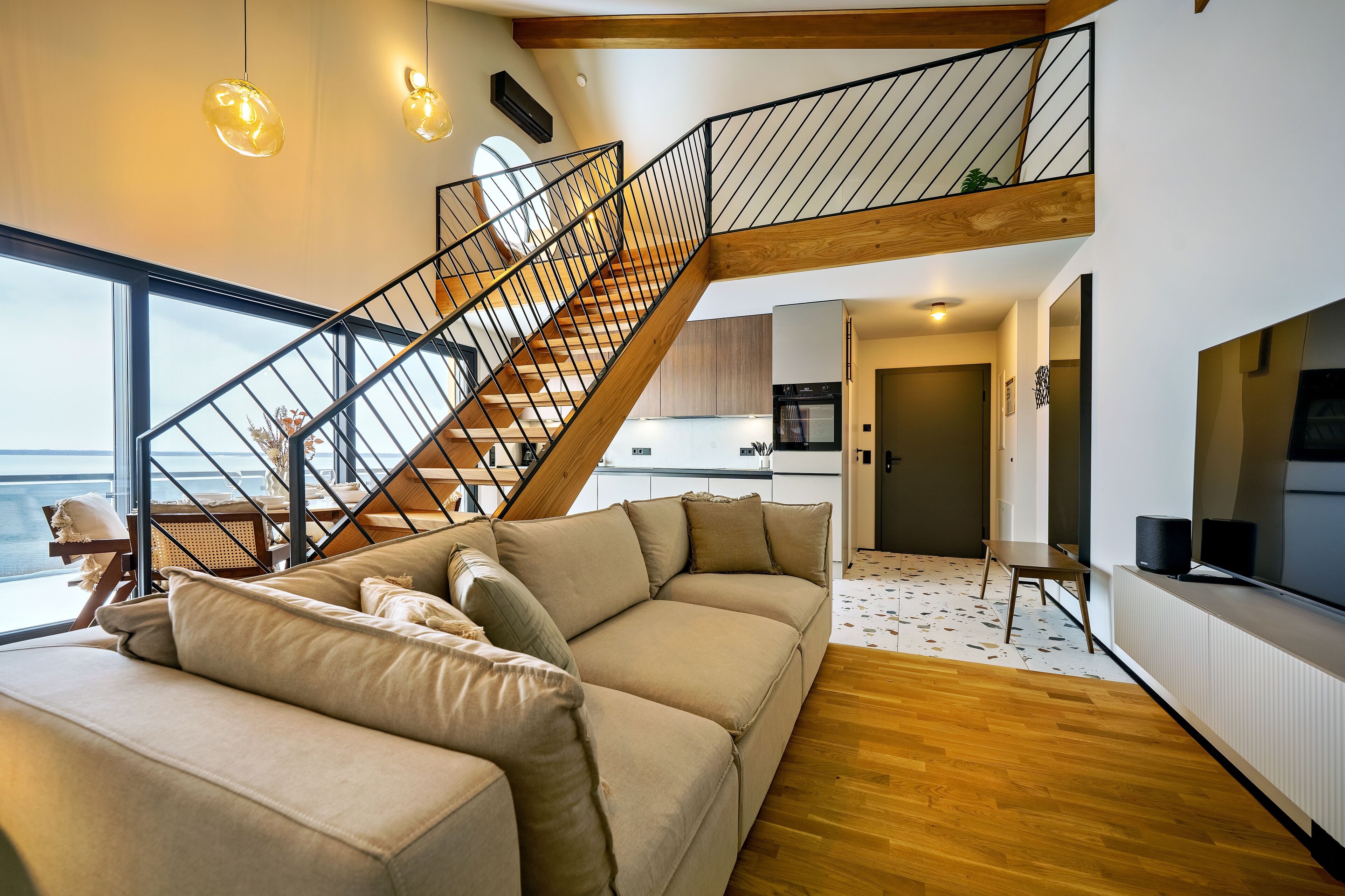 Smart TV, futbolito, mesa de ping pong, estéreo