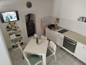 Fridge, microwave, oven, coffee/tea maker