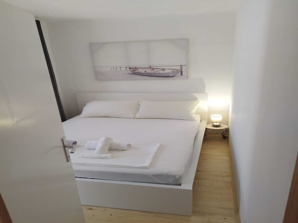 2 bedrooms, internet, bed sheets