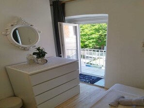 2 bedrooms, internet, bed sheets