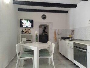 Fridge, microwave, oven, coffee/tea maker