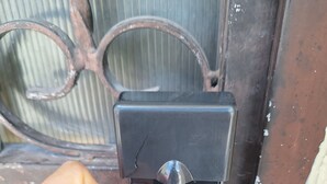 A hand operating a door lock mechanism. - Independent room, 2 persons, near Peña de Bernal and vineyards. (Ezequiel Montes)