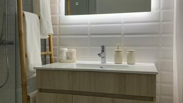 Ducha, secador de pelo, toallas, jabón