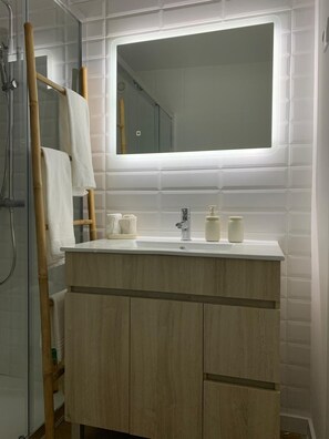 Douche, sèche-cheveux, serviettes fournies, savon