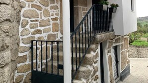 Il s’agit d’un bâtiment en pierre, à l’extérieur blanc et surmonté d’un toit recouvert de tuiles rouges. On y trouve un balcon doté de balustrades noires et agrémenté de plantes en pot.