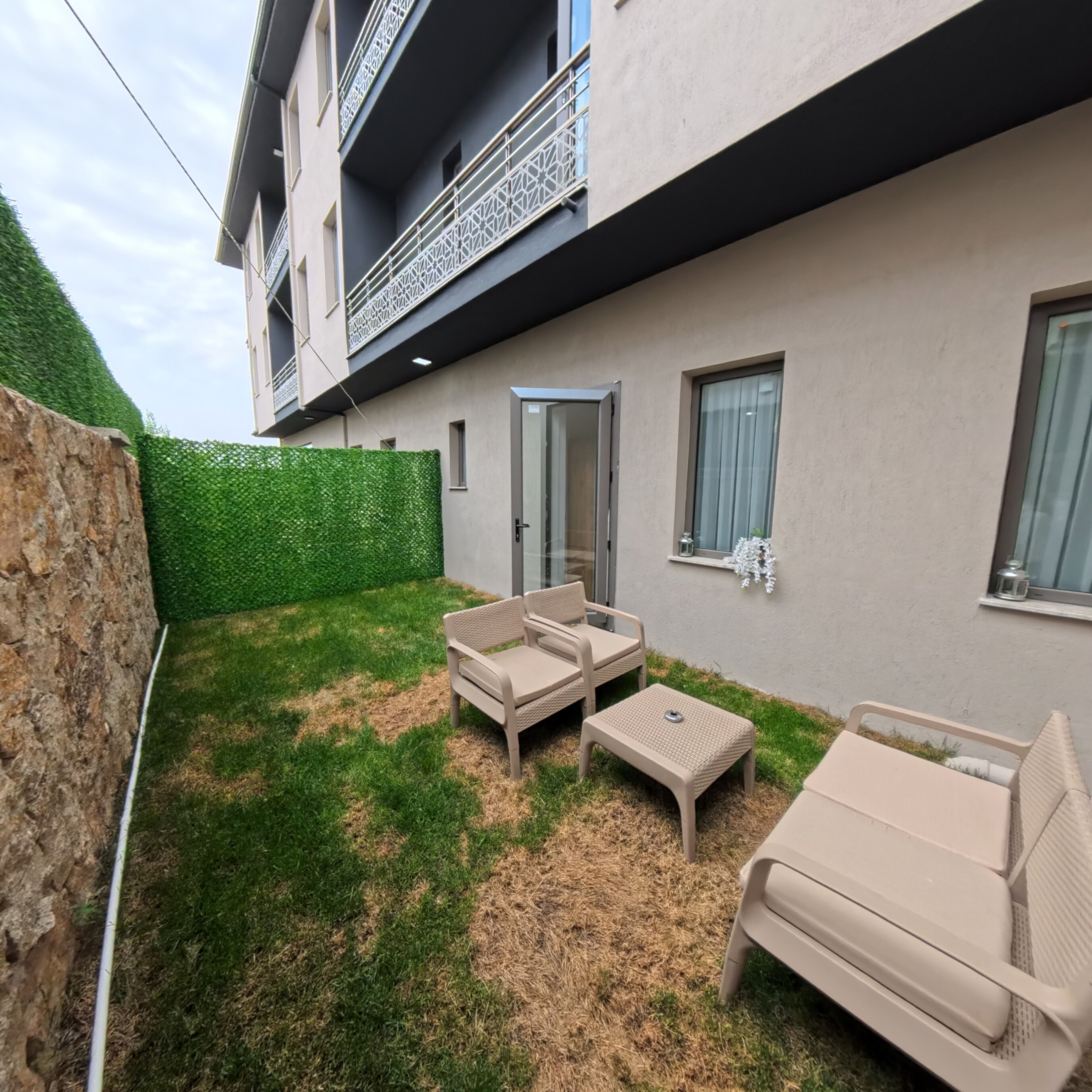 Familien-Vierbettzimmer, Balkon, Gartenblick | Bettwäsche aus ägyptischer Baumwolle, hochwertige Bettwaren, Zimmersafe