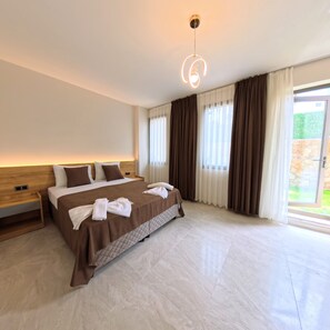 Kamar Double Deluks, balkon, pemandangan kolam renang | Seprai katun Mesir, seprai premium, brankas, dan meja kerja