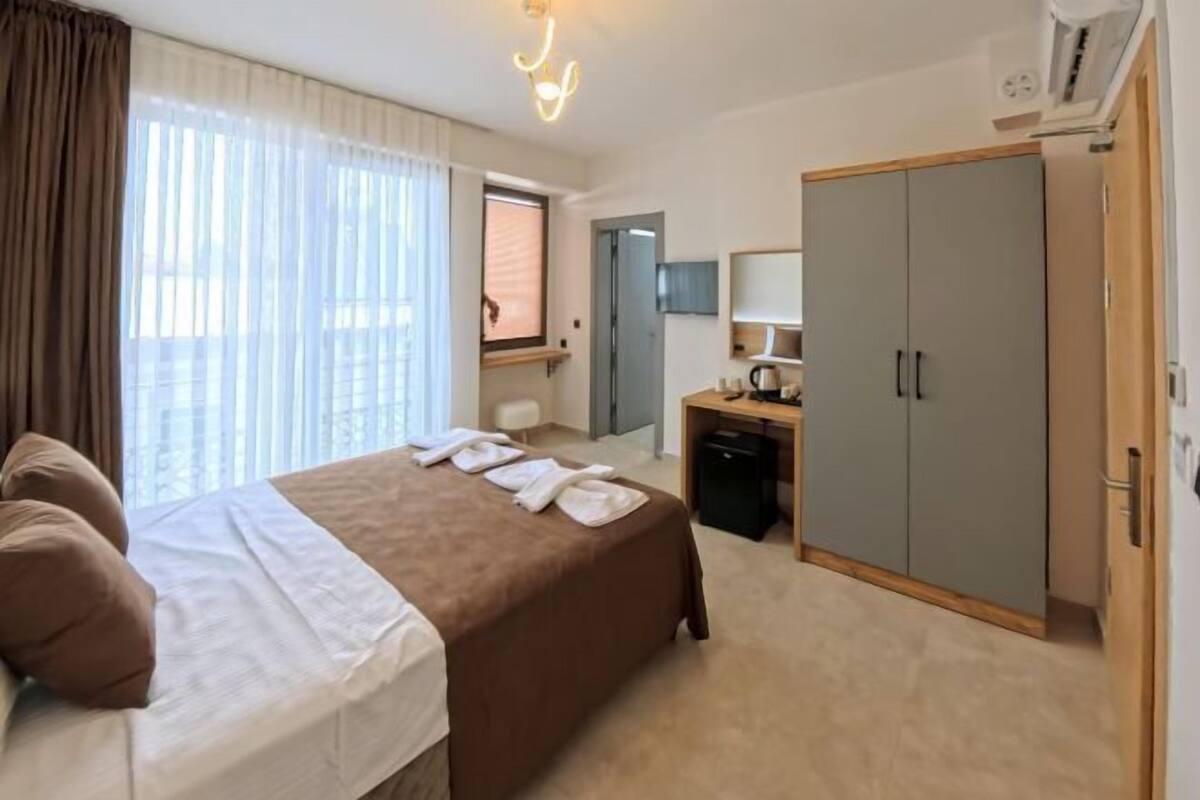 Egyptian cotton sheets, premium bedding, in-room safe, desk