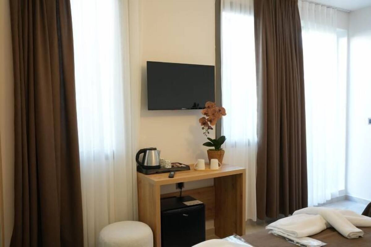 Egyptian cotton sheets, premium bedding, in-room safe, desk