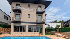 Un bâtiment appelé « NATURALIS PAMUKKAL » avec une piscine devant.