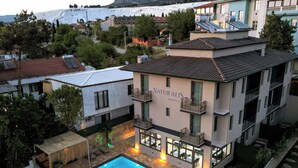 Un hôtel doté d’une piscine, d’un espace extérieur aménagé et offrant une vue sur les environs.
