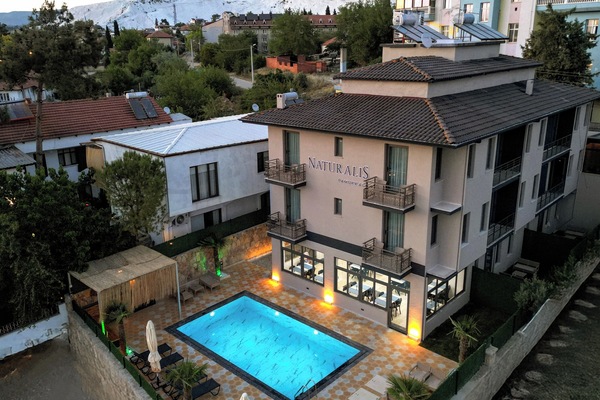 Habitación cuádruple familiar, balcón, vista al jardín | Vista al patio