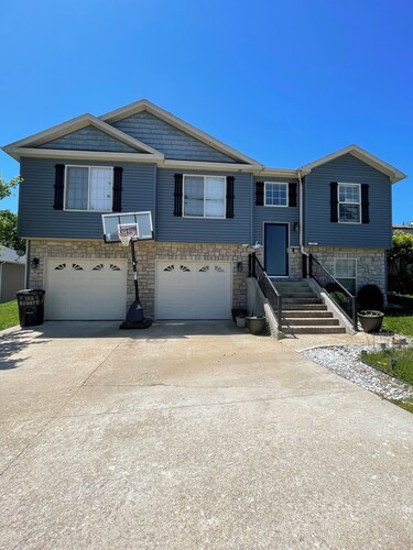 Spacious 5-bedroom house with WiFi, AC in fantastic Saint Robert