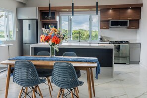 Frigorífico, microondas, placa de cocina y cafetera o tetera