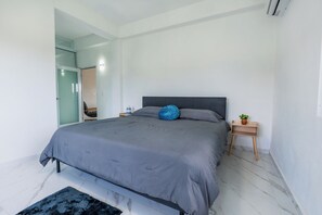 4 slaapkamers, een bureau, een strijkplank/strijkijzer, gratis wifi