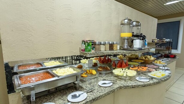Montaje de bufé con diversos alimentos y salsas.