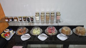 Un bufé con diversas opciones de comida y salsas.