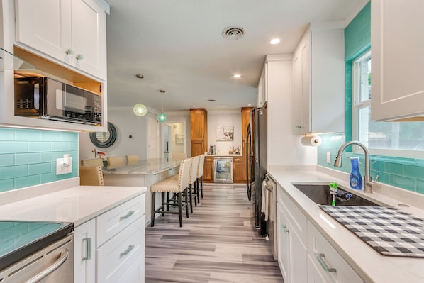 Fridge, microwave, stovetop, dishwasher