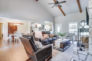 Télévision, cheminée, livres