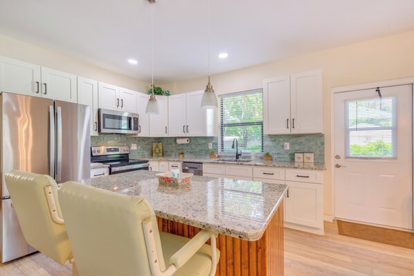 Fridge, microwave, stovetop, dishwasher