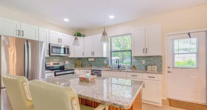 < 1 Mi to Lake Rousseau: Waterfront Home!
