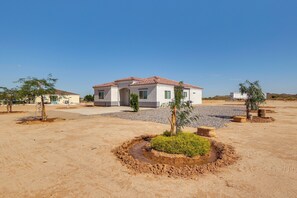 Exterior - Mtn Views: Spacious Family Home in Casa Grande! (Casa Grande)