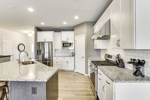 Fridge, microwave, stovetop, dishwasher - Spacious & Modern Home w/ Deck in Oregon! (Oregon)