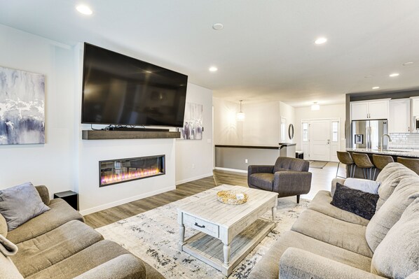 TV, fireplace - Spacious & Modern Home w/ Deck in Oregon! (Oregon)