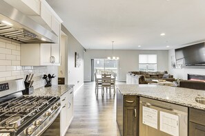 Geladeira, micro-ondas, cooktop, lava-louças