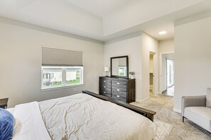 5 bedrooms, desk, iron/ironing board, internet