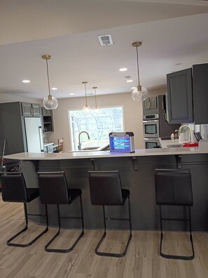 Kühlschrank, Mikrowelle, Ofen, Herdplatte