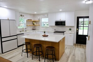 Refrigerador, microondas, horno y parrilla de estufa 