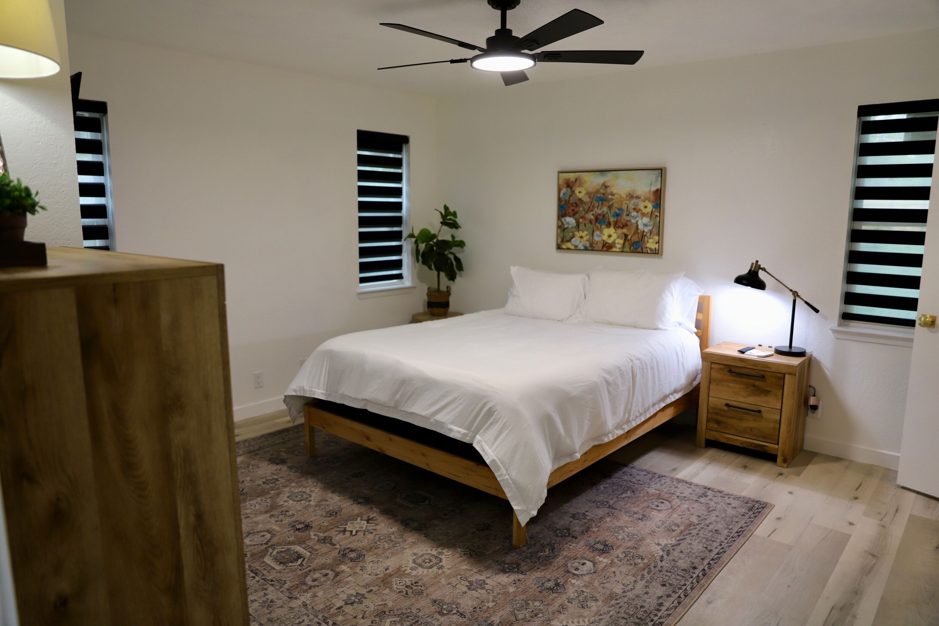 3 室のベッドルーム、アイロン / アイロン台、WiFi (無料)、ベッドシーツ