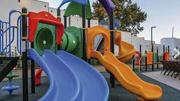 Un parque infantil con toboganes y estructuras para escalar.