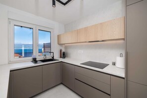 Micro-ondes, four, lave-vaisselle, cafetière/bouilloire