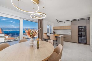 Micro-ondes, four, lave-vaisselle, cafetière/bouilloire