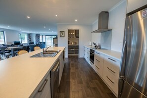 冰箱、微波炉、烤箱、炉灶