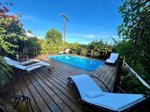 室外游泳池,提供日光浴躺椅