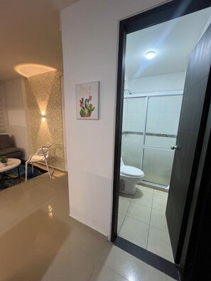 Shower, towels, soap, toilet paper - Apartamento Premium Cali (Cali)