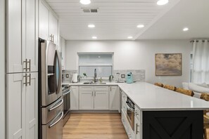 Réfrigérateur, four à micro-ondes, un four, surface de cuisson