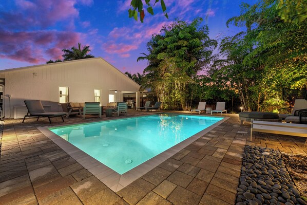 Una piscina al aire libre, una piscina climatizada