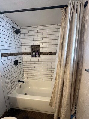 Hair dryer, towels, soap, toilet paper - Modern & Spacious 3-Bedroom 2-bathroom Home (Casa Grande)